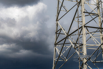 鉄塔と暗雲