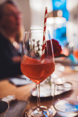Toast mit Aperol Spritz