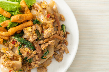 Stir-fried noodle with minced chicken and basil