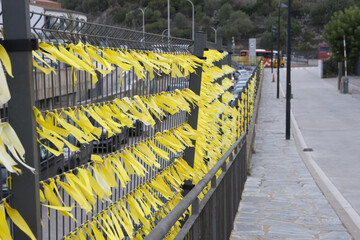 Yellow ribbon ties in Catalonia protest against political prisoners sign