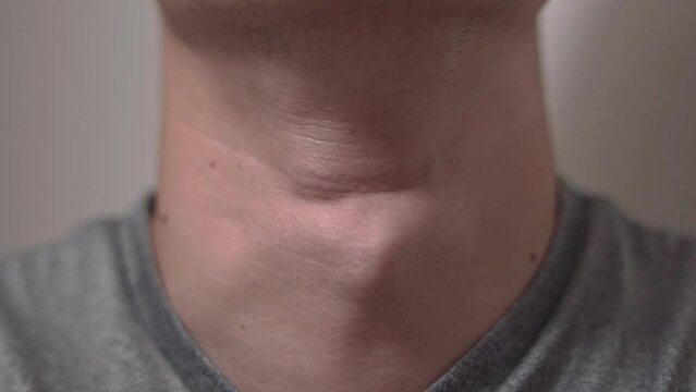 喉の筋肉を動かす様子