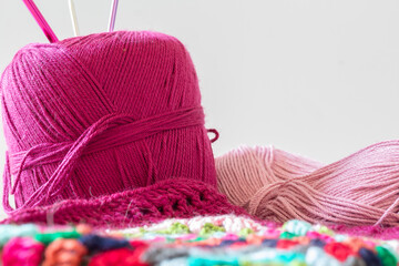 Ovillo de hilo rosa con tejido hecho a ganchillo