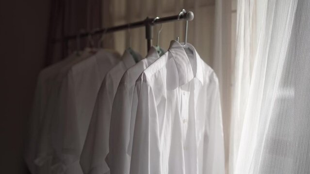 晴れた日に室内で干される複数のYシャツ