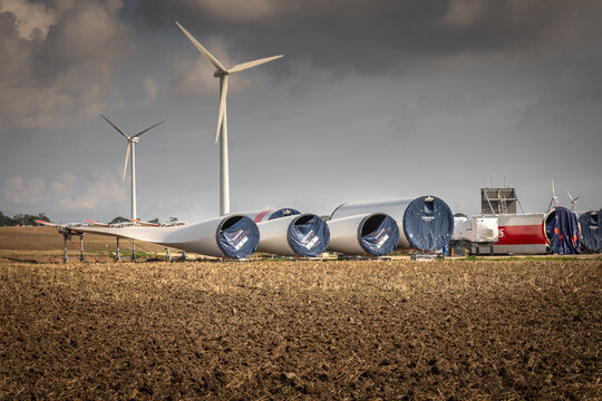 Neubau eines Windparks in Augustenhof bein Lensahn mit Windr&auml;dern von Vestas vor dem Aufbau in Einzelteilen