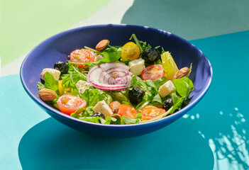 Salade grec dans bol bleu