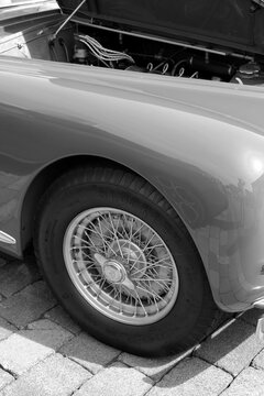 Alfa Romeo 6C 2500 Cabriolet Klassiker mit Blockley Reifen und Chromspeichen der Vierzigerjahre und F&uuml;nfzigerjahre am 03.09.2023 beim Oldtimertreffen im Lenkwerk in Bielefeld in Ostwestfalen-Lippe