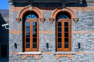 Fototapeta na wymiar windows in the old building
