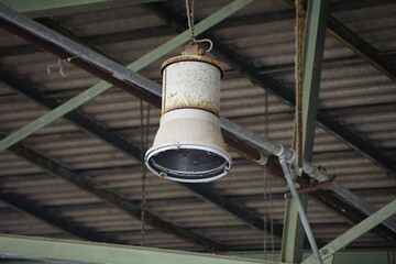 Nahaufnahme alte antike metallene Deckenlampe Industrielampe in einem verlassenen Gebäude