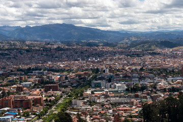 Fototapeta na wymiar fotografia pananorámica de la ciudad de Cuenca ecuador al atardecer con nubes 