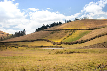 Paisaje del campo y las montañas separadas por diferentes cultivos en ecuador chimborazo canton...