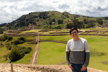 Fototapeta na wymiar Hombre en las ruinas arqueologicas de ingapirca en la zona del cañar ruinas de estilo inca y templo a la luna y el sol 