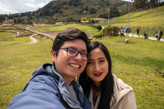 Pareja de turistas viajando por las ruinas de ingapirca en la provincia del ca&ntilde;ar en Ecuador, pareja sonriente 