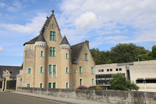 La mairie, vue de l'ext&eacute;rieur, ville de La Fleche, d&eacute;partement de la Sarthe, France