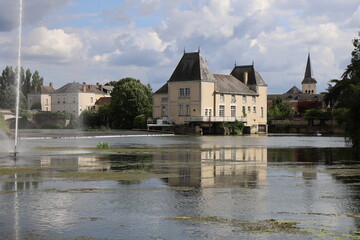 Fototapeta na wymiar La rivière le Loir dans la ville, ville de La Fleche, département de la Sarthe, France