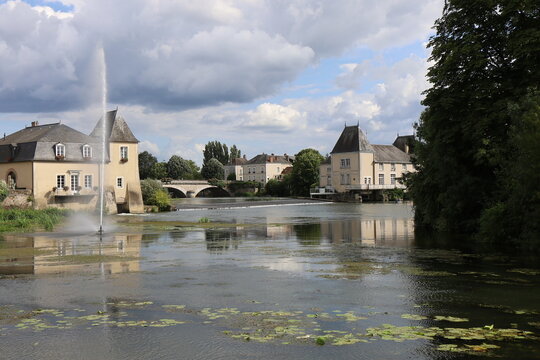 La rivi&egrave;re le Loir dans la ville, ville de La Fleche, d&eacute;partement de la Sarthe, France