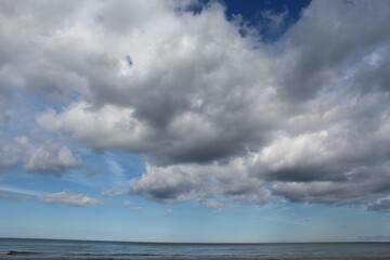 Obraz premium beautiful cumulus cloud over ocean weather and travel background