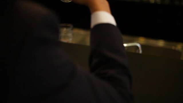 Gesch&auml;ftsmann / Businessman an Bar edle Spirituose trinken / Whisky an Bar trinken / Hotellerie / Gastronomie / Tasting / 