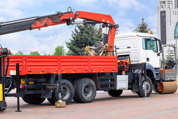 A truck with a hydraulic manipulator stands in the parking lot of a construction exhibition. - 643215001