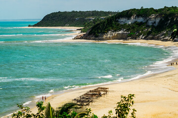 Praia cercada de lindas montanhas e matas, ondas e céu azul, na Praia dos Espelhos no município de Porto Seguro, Bahia, Brasil - 106