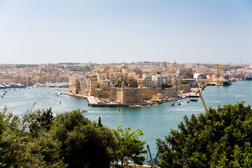 Fototapeta na wymiar Panoramic view of Vittoriosa (Malta) seen from the capital Valletta