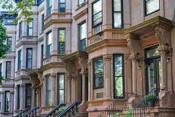 New York, row of brownstone apartment buildings with bay windows - 643235414