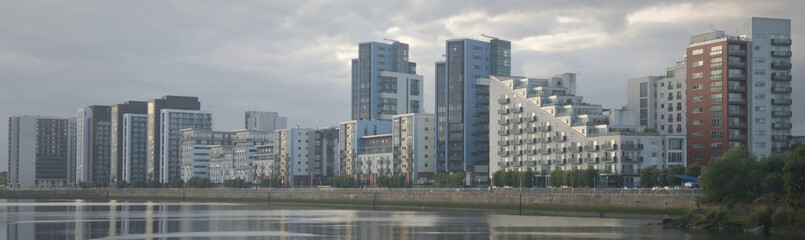 Fototapeta na wymiar New housing development at Glasgow harbour by the River Clyde