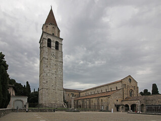 la Basilica di Aquileia con la torre campanaria