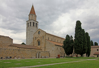 Fototapeta na wymiar la Basilica di Aquileia con la torre campanaria