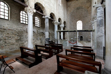 Chiesa romanica di Santa Maria delle Grazie a Grado; colonne e capitelli di spoglio