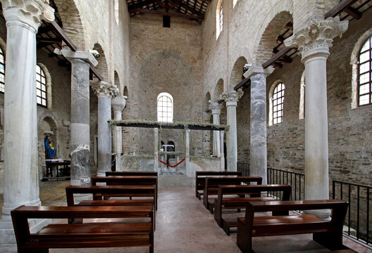 Chiesa romanica di Santa Maria delle Grazie a Grado; colonne e capitelli di spoglio