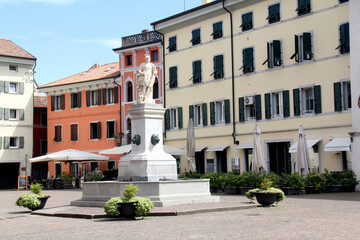 Cividale del Friuli: Piazza Paolo Diacono con la statua di Diana