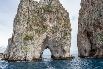 Faraglioni, die Felsen vor den Küsten von Capri, Italien,