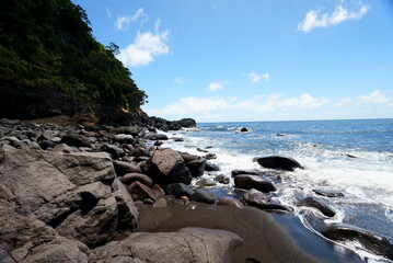 Fototapeta na wymiar 大きな岩が転がる戸ヶ峯海岸の景色