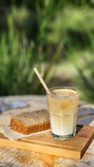 Café frío y pastelería budín y muffin