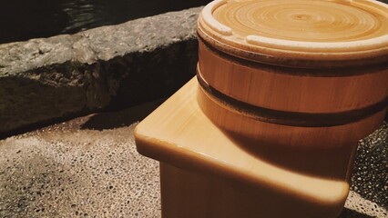 温泉の椅子の上におけを乗せる