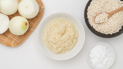 日本の玉ねぎ麹と材料(玉ねぎ・米麹・塩)