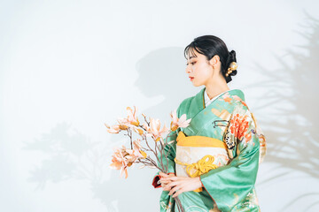 花を持った着物の女性