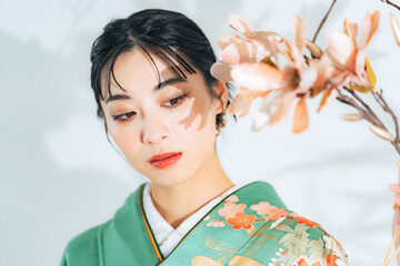 花を持った着物の女性