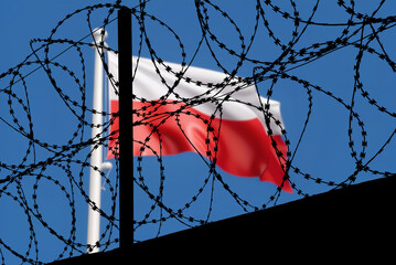 Flagge von Polen und Stacheldraht an der polnischen Grenze