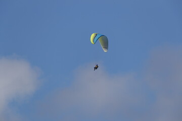 Fototapeta na wymiar paragliding under the blue sky