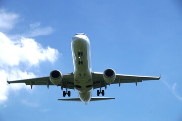 千里川の土手の着陸機