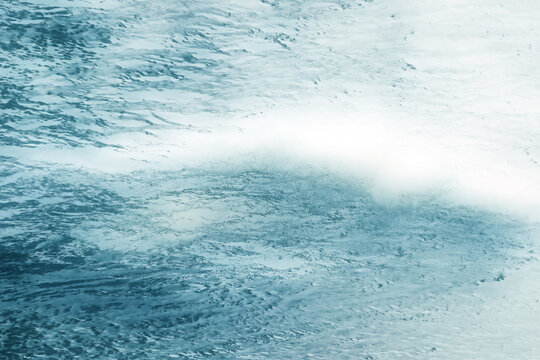凍てつく極寒の地、雪原を吹き荒れるの吹雪をイメージした抽象的イラスト風画像