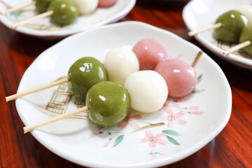 植物の皿にのった三色団子、日本の和菓子