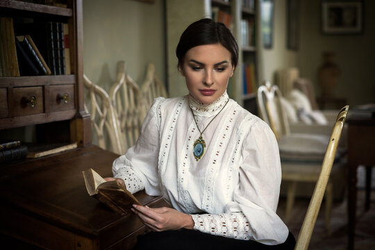Edwardian woman reading