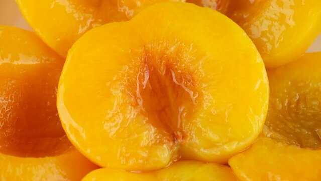 Zoom frame yellow peaches in heavy syrup, canned fruit