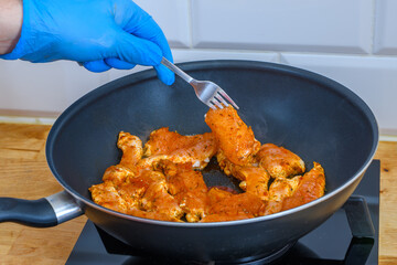 Kurczak curry smażony na nieprzywierającej patelni  - obrazy, fototapety, plakaty