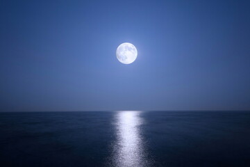 満月が海に光の道を輝かせる