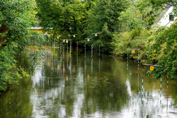 Parcour mit hängenden Tore auf dem Fluss Ilmenau, Lüneburg, Niedersachsen, Deutschland