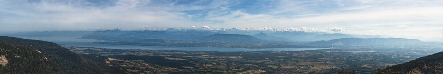 Fototapeta na wymiar Panorama sur le lac Léman, le Mont-Blanc et les Alpes