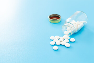 青背景に錠剤